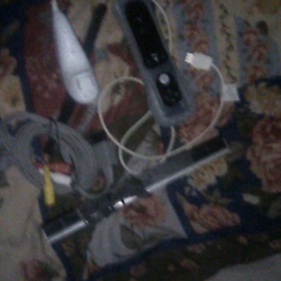 Wii wires and controller and sensor - Picture 1 of 1